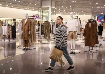 Una clienta en una tienda de Zara.