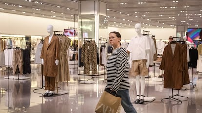 Una clienta en una tienda de Zara.
