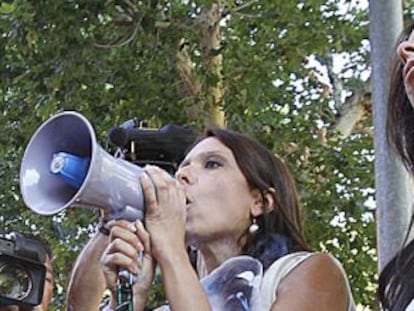 Familiares de la madre de los dos hermanos desaparecidos, en una protesta ante los juzgados de Córdoba.