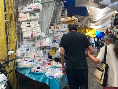 Un puesto de venta de medicinas en el mercado de Tepito.