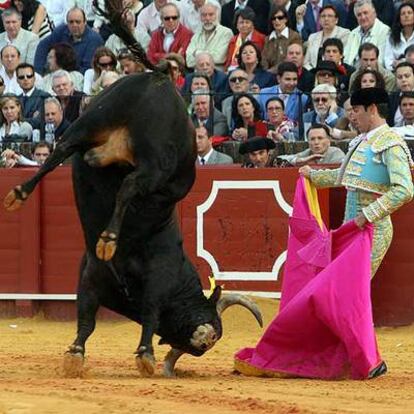 El diestro Salvador Cortés, en un momento de la faena con su primer toro.