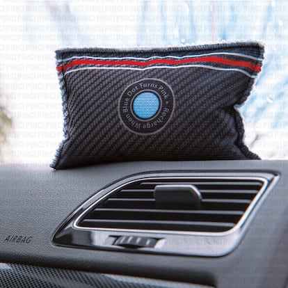 Artículo de EL PAÍS Escaparate que describe las ventajas de usar una bolsa antihumedad para el interior del coche.