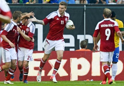 Nicklas Bendtner celebra un gol con Dinamarca.