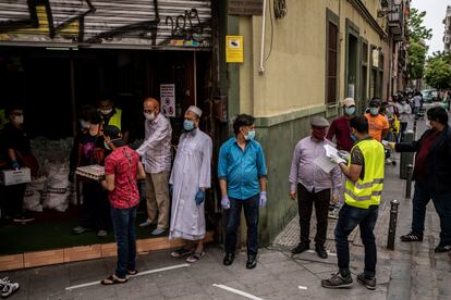 La Asociación Valiente Bangla reparte alimentos en el barrio de Lavapiés, en Madrid.