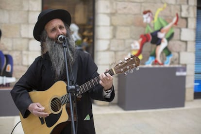 Un jud&iacute;o ultraortodoxo toca la guitarra en un centro comercial israel&iacute;. 