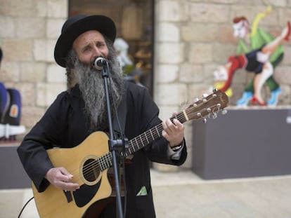 Un jud&iacute;o ultraortodoxo toca la guitarra en un centro comercial israel&iacute;. 