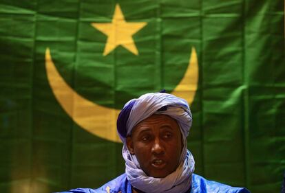 Un representante de la delgación mauritana, con la bandera de su país al fondo