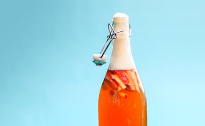 Botella de kombucha lista para el consumo. Antes, se comprueba el sabor y el nivel de carbonización.