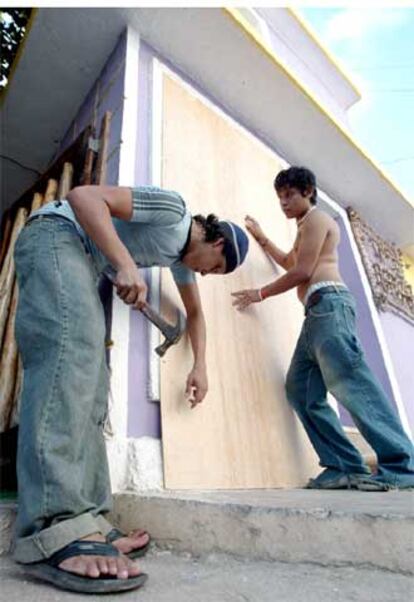 Residentes de Isla Mujeres refuerzan sus casas ante la llegada del huracán Emily.