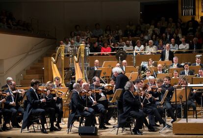 Simon Rattle abandona el escenario mientras la Filarmnica de Berln sigue tocando 'Danza sobre el volcn' de J?rg Widmann.