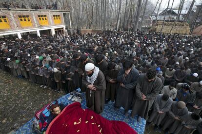 Una multitud acompaña al cuerpo sin vida del supuesto insurgente Shiraz Ahmad, durante su funeral en Panjran, India. Tres supuestos insurgentes murieron en un enfrentamiento con las fuerzas de seguridad indias cerca de la localidad de Tral, en la Cachemira india.
