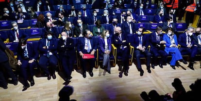 La ministra de Transportes, Raquel Sánchez, entre Vicente Boluda y Juan Roig, esta mañana en Madrid.