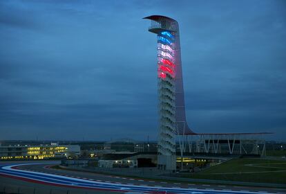 La torre del circuito de las Américas en Austin (Texas) luce los colores de la bandera francesa 