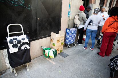 Voluntarios entregan comida a personas en situación de vulnerabilidad, el 23 de mayo de 2023 en Madrid.