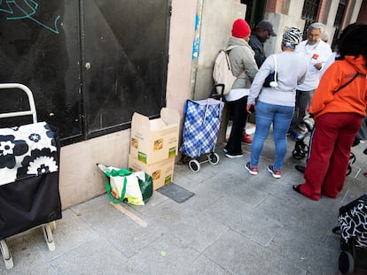 Voluntarios entregan comida a personas en situación de vulnerabilidad, el 23 de mayo de 2023 en Madrid.