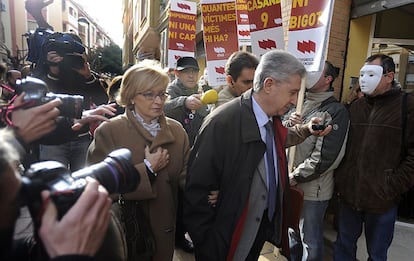 El ex director de RTVV Vicente Sanz con su mujer y recibido con una protesta intersindical antes de entrar a prestar declaración en el Juzgado de Instrucción número uno de Paterna (Valencia) en el caso de acoso sexual a tres periodistas de Canal 9.