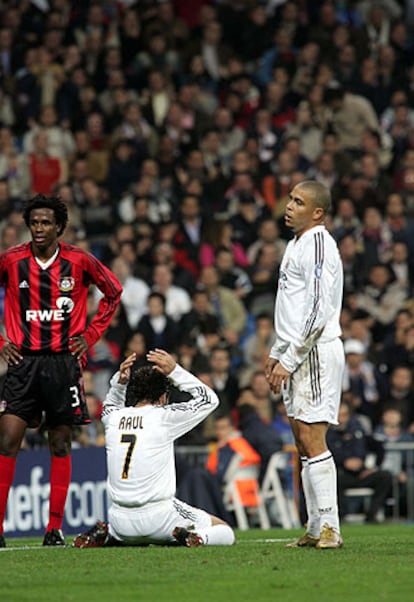 Raúl y Ronaldo se lamentan en presencia de Roque Junior.