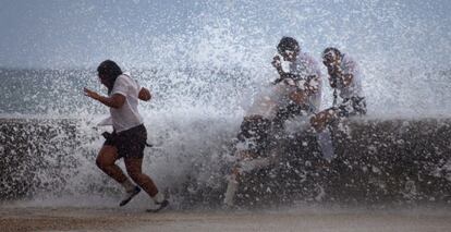 Estudiantes en La Habana durante el paso del huracán