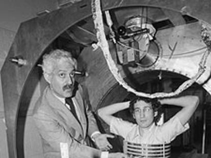 Raymond Damadian (izquierda) muestra su máquina en julio de 1977.