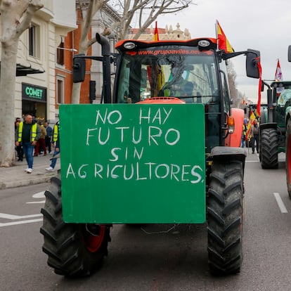 MADRID, 21/02/2024.- Fotografía de la protesta de agricultores llegados desde distintos puntos con sus tractores este miércoles en el centro de Madrid, en una marcha que concluye frente al Ministerio de Agricultura, Pesca y Alimentación. EFE/ J P GANDUL