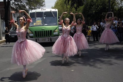 MEX010. CIUDAD DE MÉXICO (MÉXICO), 28/07/2018.- Bailarinas de ballet clásico de Ardentía Compañía de Danza actúan hoy, sábado 28 de julio de 2018, en las principales avenidas de Ciudad de México (México). Como parte del proyecto Teatralidad del Espacio Urbano, bailarinas convierten en escenarios cruces viales, El Cascanueces, El Lago de Los Cisnes, y otras obras recorrerán las principales avenidas en la capital mexicana hasta septiembre próximo. EFE/Sáshenka Gutierrez