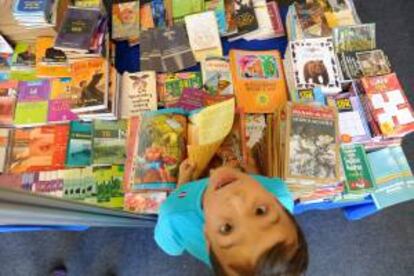 Un niño visita una sala de lectura. EFE/Archivo