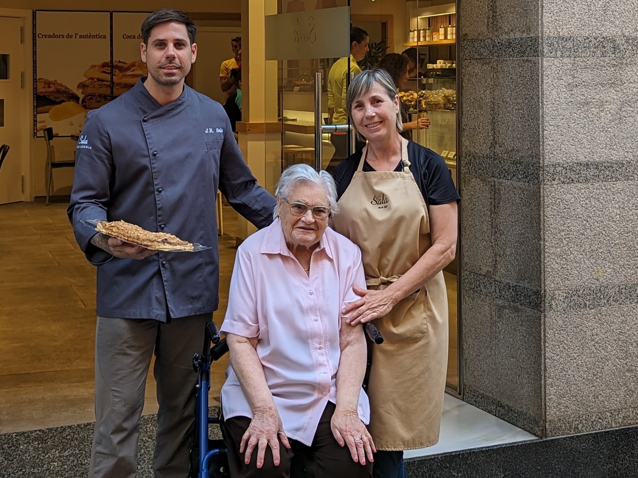 Joan Ramón Sala, Josefina Cabot y María Fátima Sala Cabot, en la Pastelería Sala donde nació la coca de Llavaneres