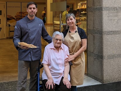 Joan Ramón Sala, Josefina Cabot y María Fátima Sala Cabot, en entrada de la Pastelería Sala.