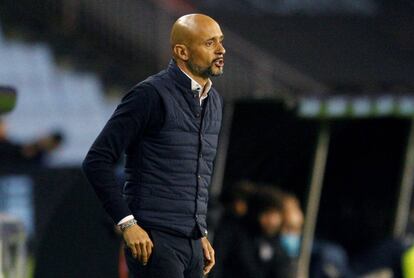 El entrenador del Celta, Miguel Cardoso, durante el partido de Liga ante el Leganés.