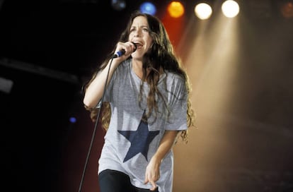 Alanis durante apresentação no final dos anos 1990.