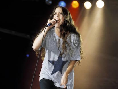 Alanis durante apresentação no final dos anos 1990.