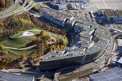 The Circle en el Aeropuerto de Zürich, 2020. Una fachada cerrada a los accesos al aeropuerto se desgrana en un pueblo de escala humana con distintas callejuelas y alturas.