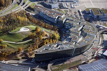 The Circle en el Aeropuerto de Zürich, 2020. Una fachada cerrada a los accesos al aeropuerto se desgrana en un pueblo de escala humana con distintas callejuelas y alturas.