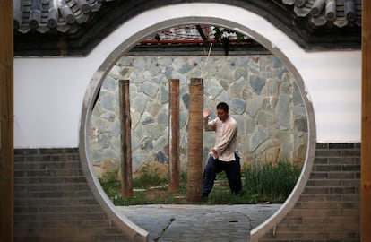 Xing Xi, un maestro de Kung fu Shaolin que pasó 10 años estudiando antes de abrir su propia academia de artes marciales en las afueras de Pekín, siente que los jóvenes carecen del compromiso de las generaciones anteriores. En la imagen, el maestro de Kung-fu Xing Xi practica en su academia "Kung Fu Zen" en Pekín.