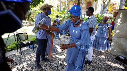 Una sacerdotisa realiza un ritual en uno de los templos vudú de Puerto Príncipe, en Haití.