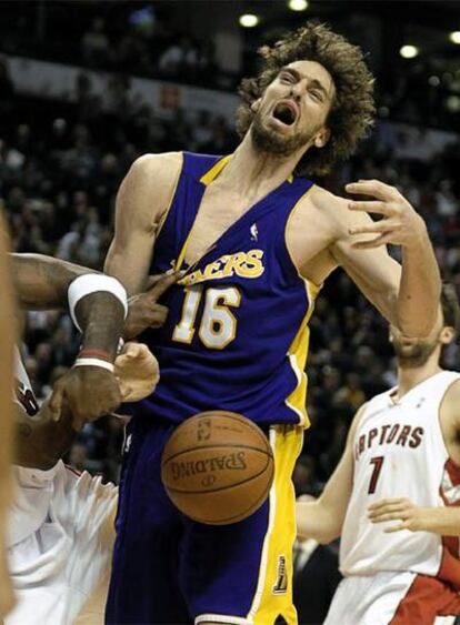 Pau Gasol es agarrado en una acción del partido ante los Raptors.