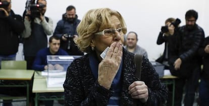 La alcaldesa de Madrid, Manuela Carmena, vota en el IES Conde de Orgaz de de Madrid y lanza un beso a un simpatizante.