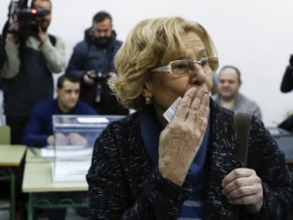 La alcaldesa de Madrid, Manuela Carmena, vota en el IES Conde de Orgaz de de Madrid y lanza un beso a un simpatizante.