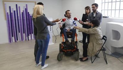 Echenique, rodeado de periodistas hoy en Madrid.