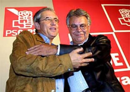 Felipe González abraza a Emilio Pérez Touriño en un acto de la campaña electoral.