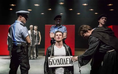 Una imatge del muntatge 'Mesura per mesura' de Shakespeare que dirigeix Declan Donnellan a Temporada Alta amb actors russos.