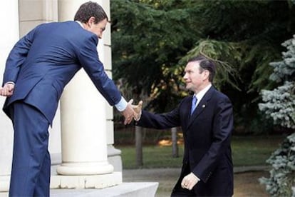 José Luis Rodríguez Zapatero saluda a Juan José Ibarretxe en las escaleras de La Moncloa.