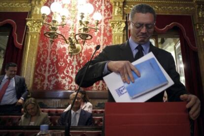 Alberto Ruiz-Gallardón recoge sus papeles tras el quinto debate del estado de la ciudad y última gran cita política antes de las elecciones municipales en mayo de 2011