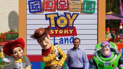 Bob Iger con los personajes de Toy Story