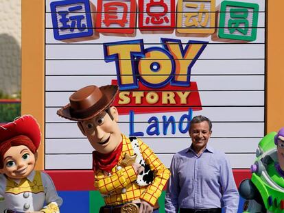 Bob Iger con los personajes de Toy Story