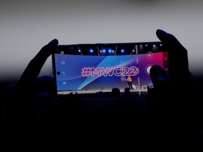 Un visitante graba una intervención en la jornada inaugural de Mobile World Congress de Barcelona (MWC).