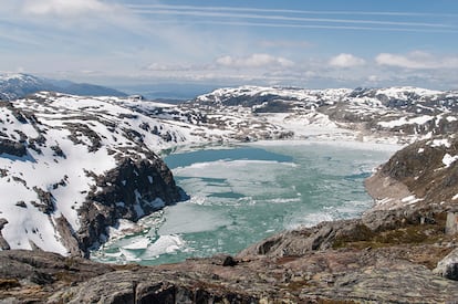 'El Imperio Contraataca' tiene un comienzo memorable. Nos sitúa en Hoth, un planeta helado donde tiene lugar una cruenta batalla entre el Imperio y la Alianza Rebelde, que había instalado allí su nueva base. En realidad estamos en el glaciar de Hardanger, en el sur de Noruega, uno de los más grandes del país escandinavo, que más cerca del mar pasa a convertirse en un majestuoso fiordo. Allí vemos luchar a las naves rebeldes contra los enormes AT-AT del Imperio, los vehículos de combate con cuatro patas que se acaban llevando la victoria. El turismo noruego ha sabido explotar el tirón de la saga y organiza una excursión inspirada en Star Wars de tres noches por la región de Finse, con visita al glaciar y noche en el hotel en el que dormía el reparto de la película. En la foto, el paisaje glaciar de Folgefonna, en Hardanger.