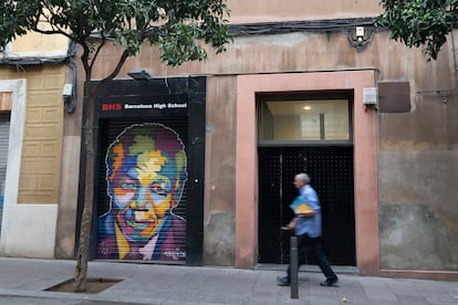 La fachada en el institut Barcelona High School en Gràcia, con las pintadas ya borradas.