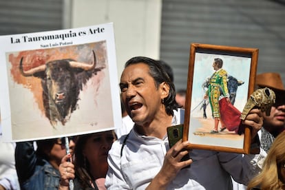 Un manifestante a favor de la tauromaquia frente al Congreso capitalino, este martes.