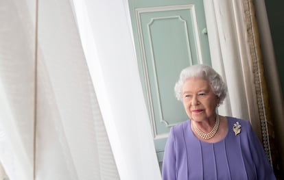 La reina Isabel II de Inglaterra, fotografiada en 2014 en la sala de audiencias privadas del palacio de Buckingham.